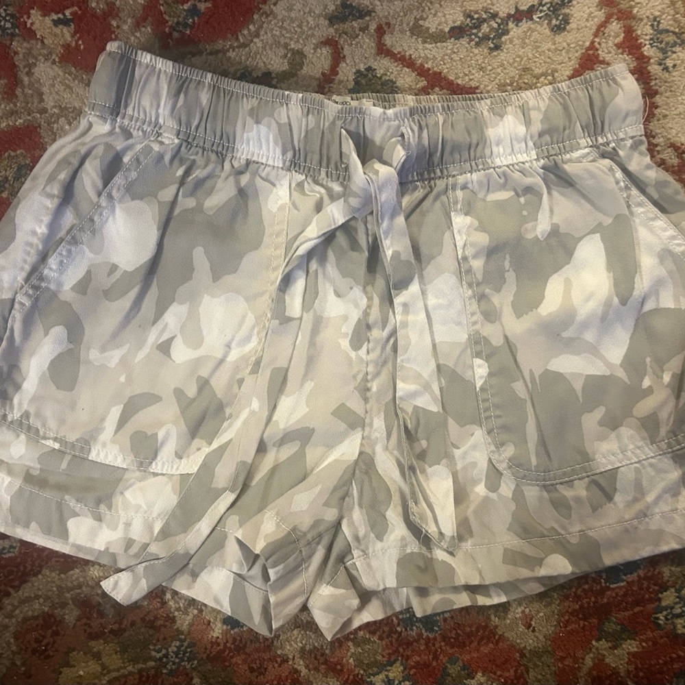 Nicole Miller Gray/White Camo Shorts_Medium